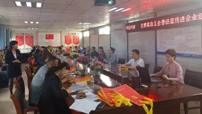 普法宣傳進項目，攜手共建文明工地