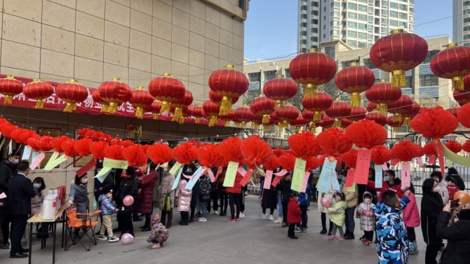 “同心聚活力、睦鄰鬧元宵”   ---置業(yè)公司宜居陽光物業(yè)各物業(yè)中心開展“猜燈謎、鬧元宵”活動