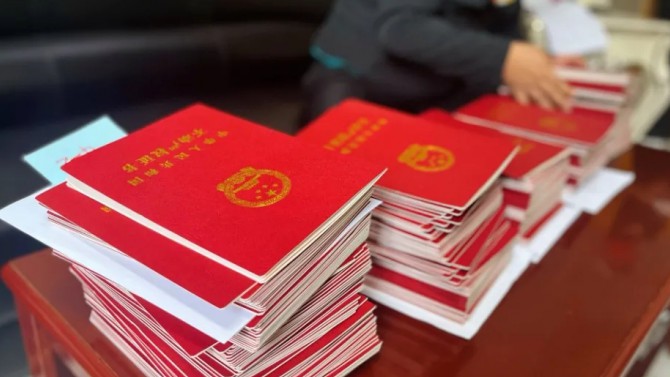 我為群眾辦實事 業(yè)主喜獲產權證 —甘肅建投地產·百酈灣項目順利辦證575戶